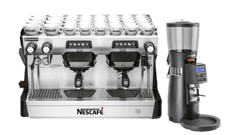 Máquina café de grano Nescafé Rancilio con tazas de café en la parte superior junto a un molino profesional de café