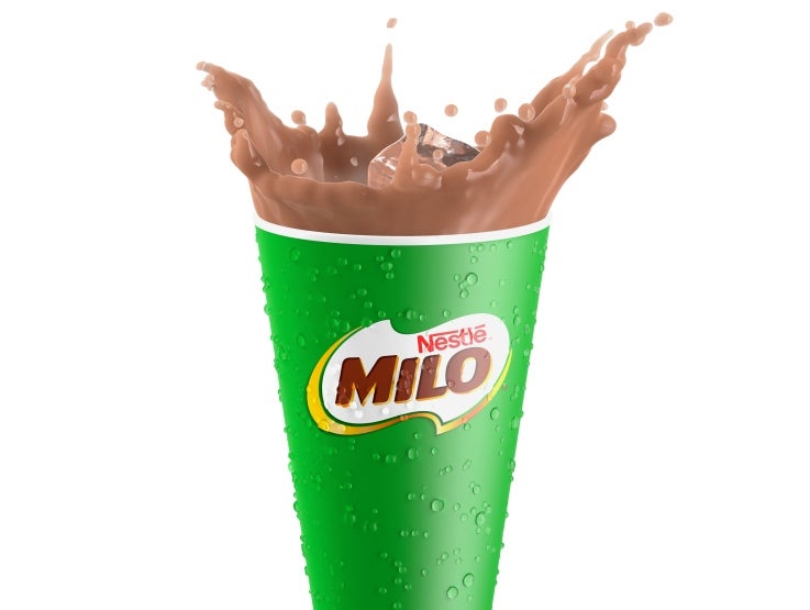 Bebida chocolatada con un hielo en un vaso verde con el logo de MILO® de NESTLÉ® hace splash