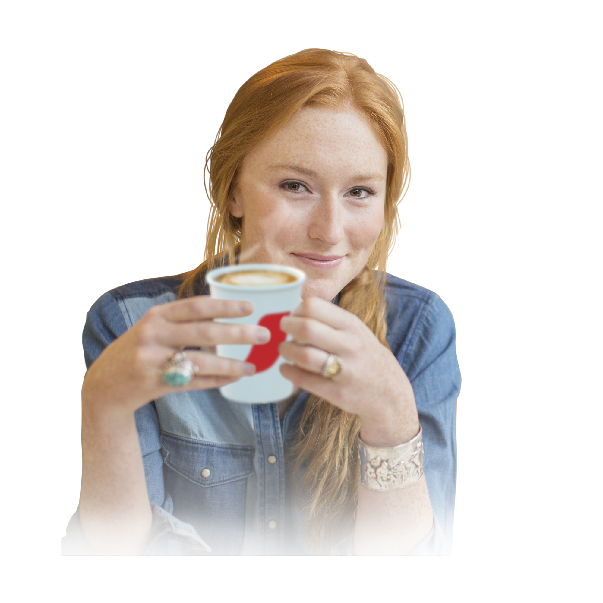 Mujer con vaso blanco on the go Nescafé en sus manos