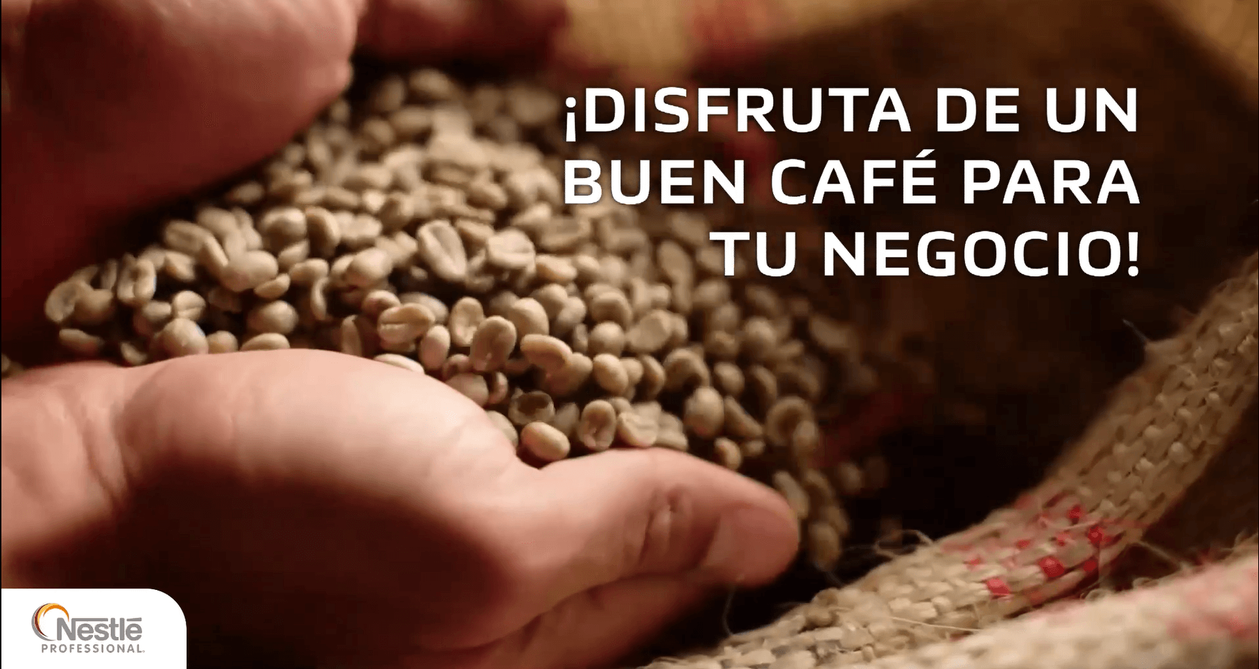 Manos que sostienen granos de café y texto que invita a disfrutar un buen café en tu negocio
