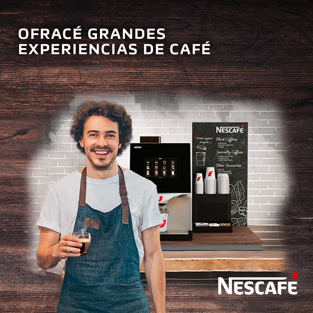 Barista Nescafé con un café en mano ofreciendo grandes experiencias
