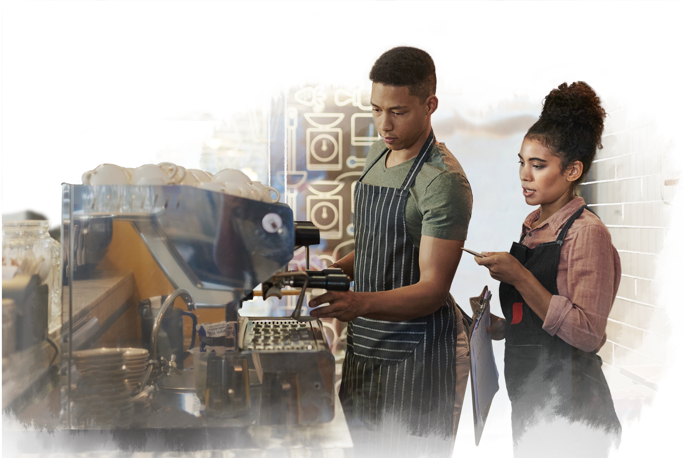 Joven recibiendo entran amiento sobre le uso de la maquina de café barista