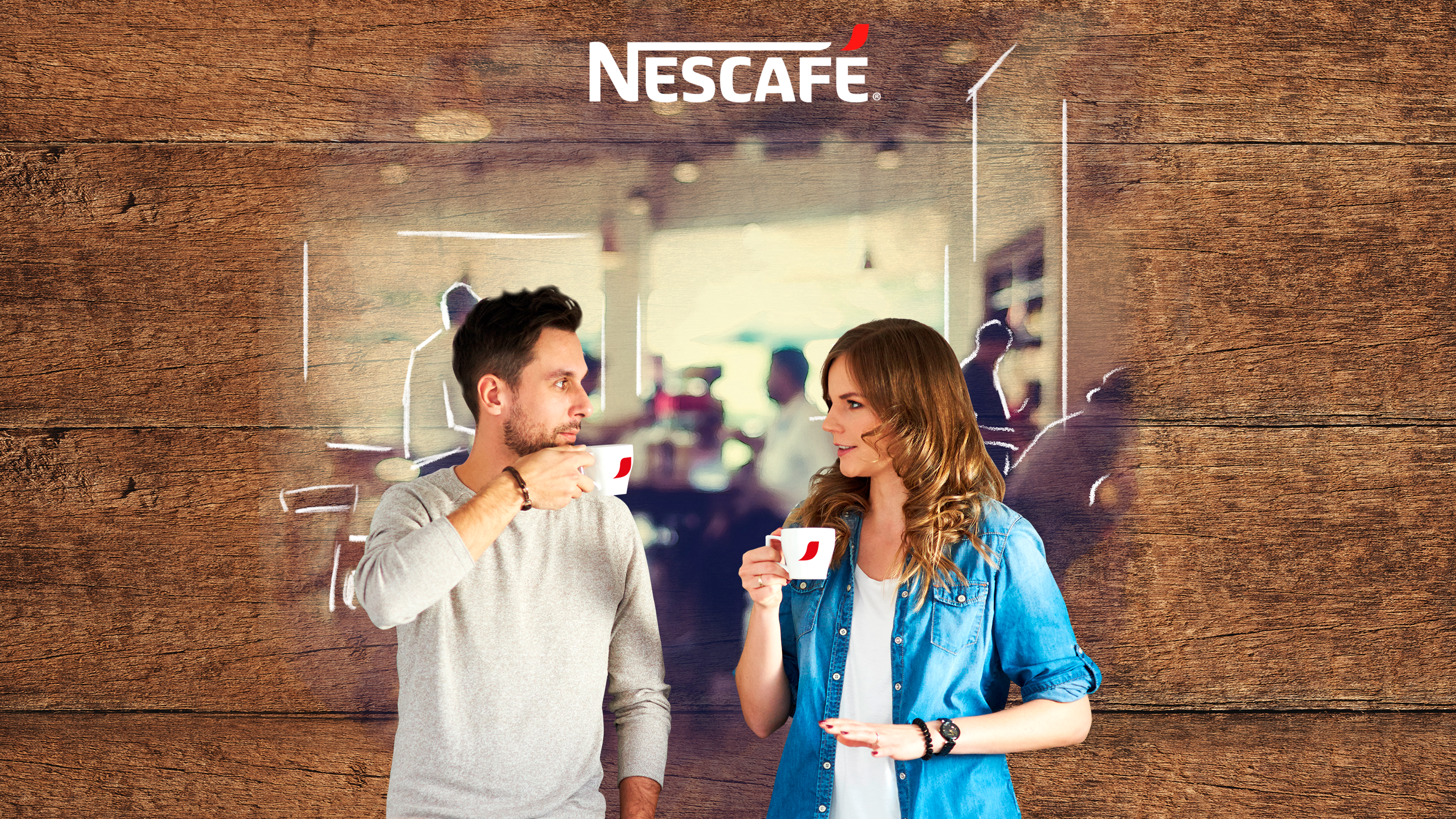 Pareja de clientes disfrutando una taza Nescafé en un restaurante