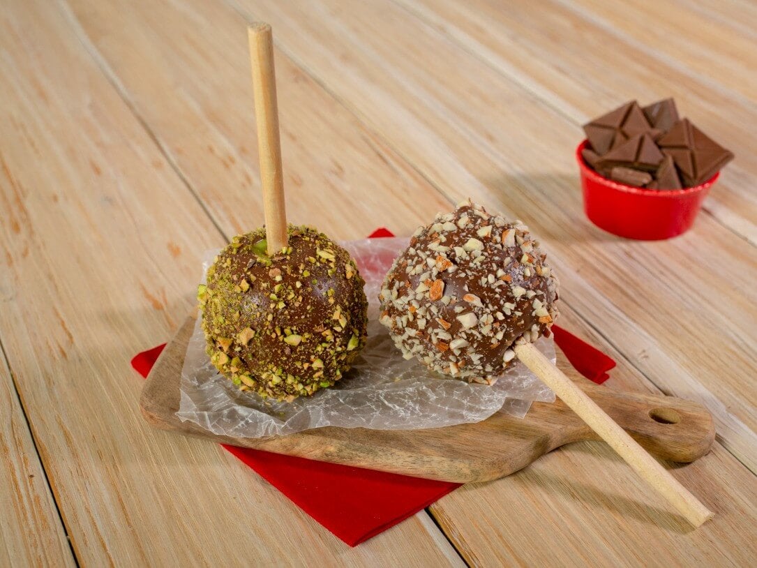 Manzanas cubiertas con chocolate y frutos secos, de un proveedor de chocolates y galletas al por mayor.