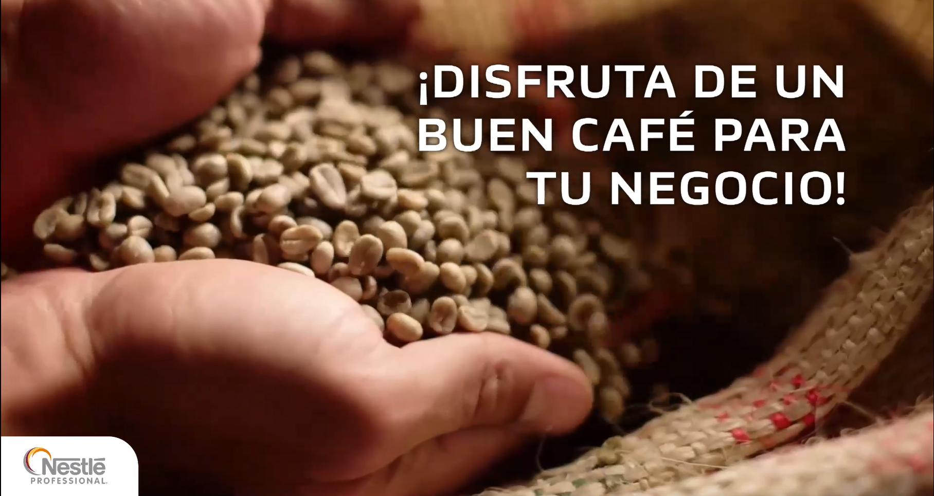 Manos que sostienen granos de café y texto que invita a disfrutar un buen café en tu negocio