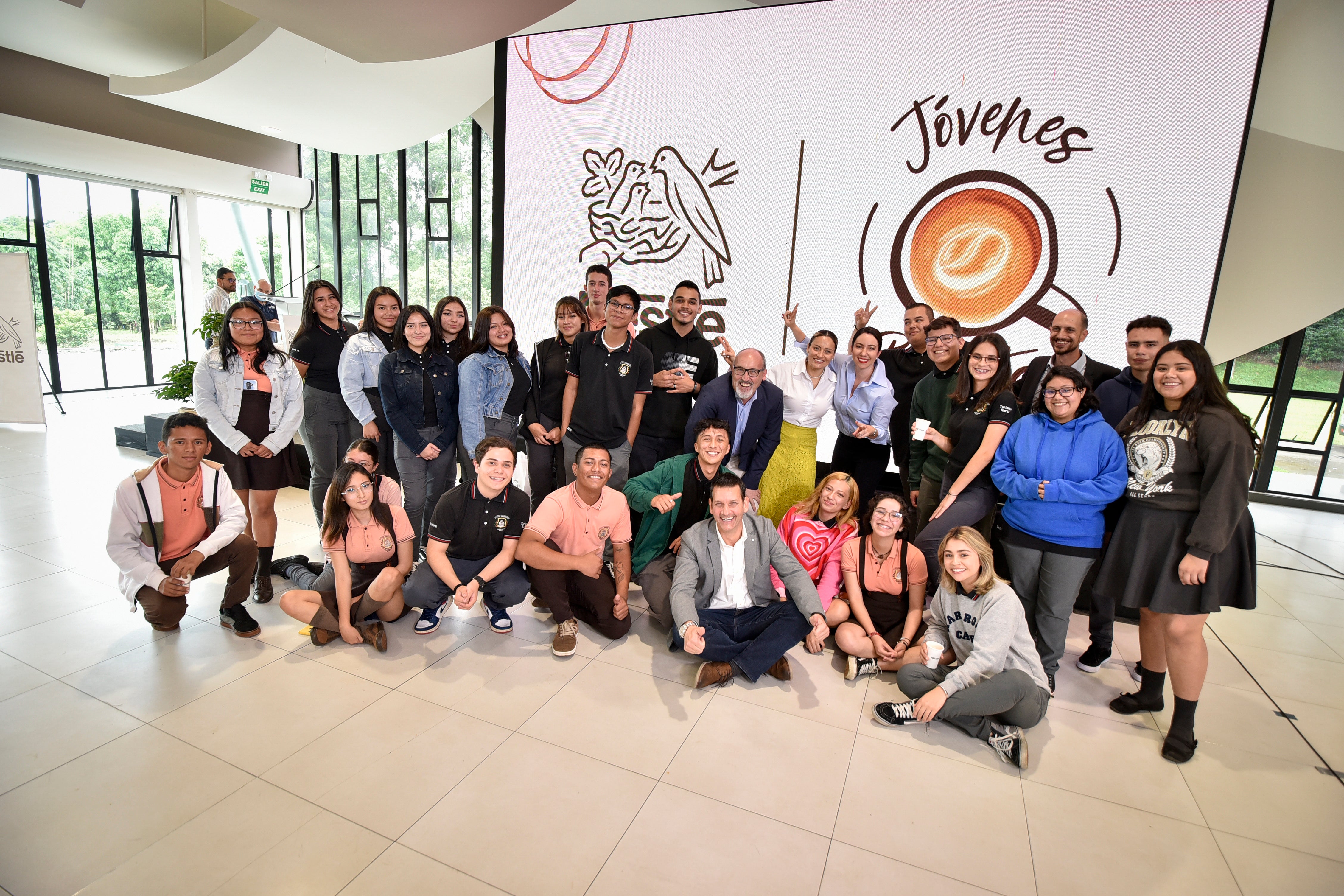 Grupo de maestros y estudiantes del programa Jóvenes Baristas