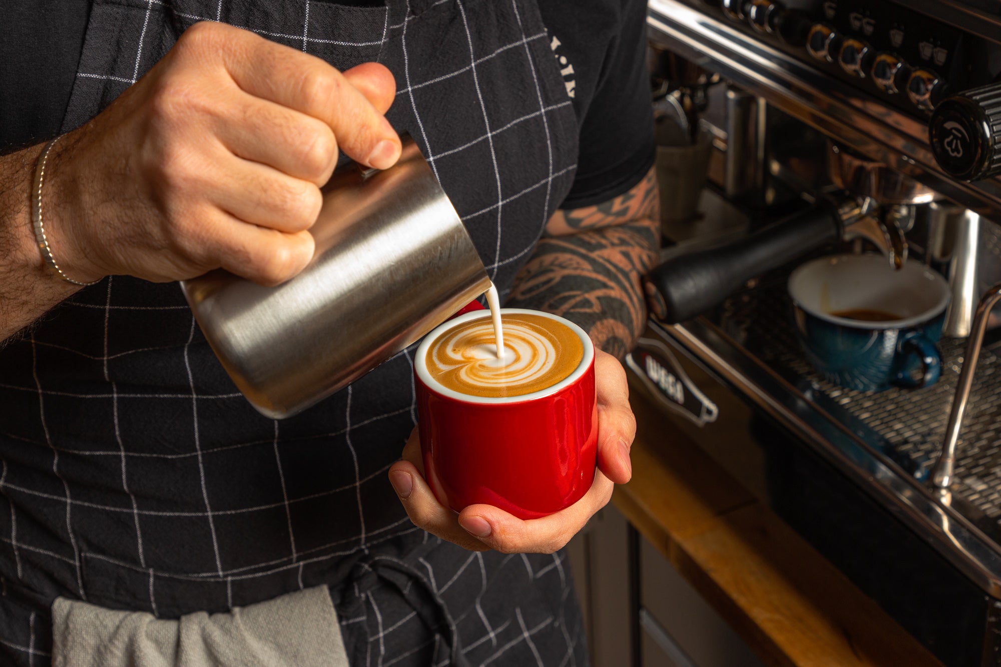 barista realizando arte latte