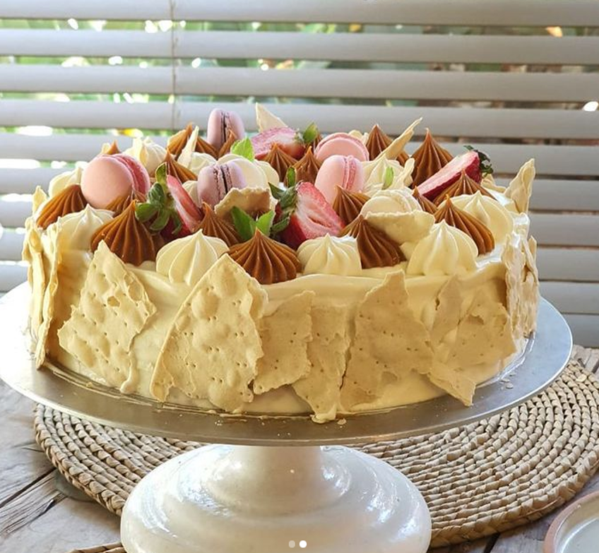 Deliciosa torta decorada con frutas frescas y crema, hecha con productos de tu proveedor de lácteos al por mayor