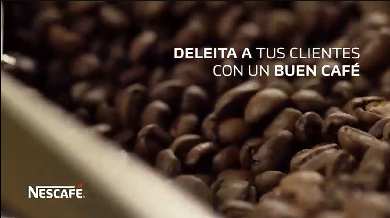 Primer plano de granos de café tostados con el mensaje: deleita a tus clientes con un buen café