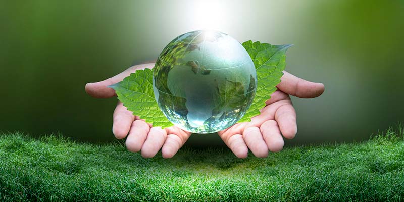 Manos ahorrando agua y apoyando la sostenibilidad