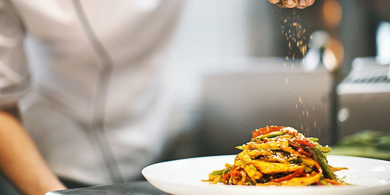 Chef preparando el plato de una cena romántica