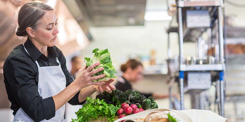 Mujer verificando los ingredientes de su restaurante