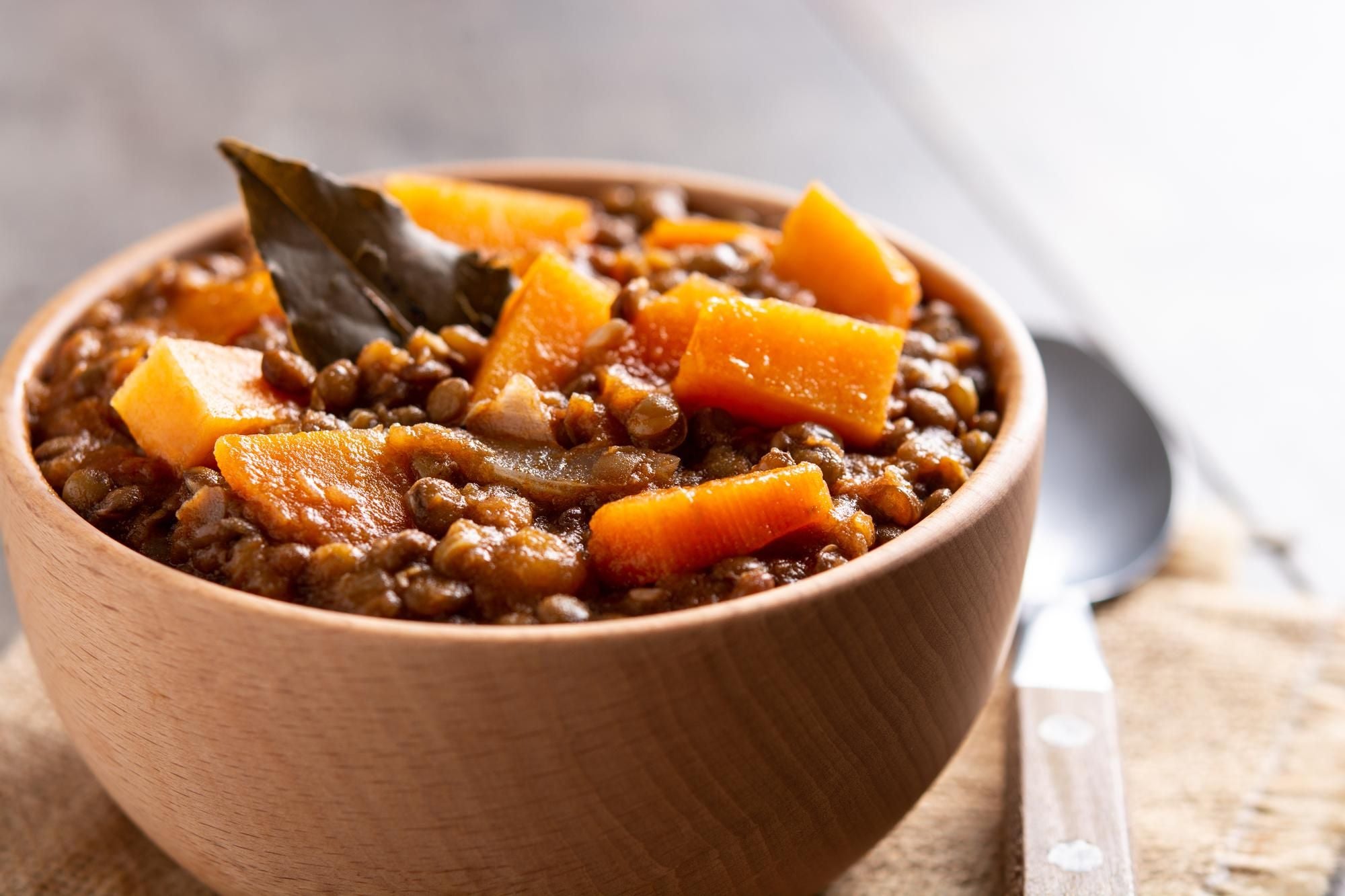 Plato de papas criollas realizadas con MAGGI® professional, con salsa, ensalada, cubiertos y vaso de agua.