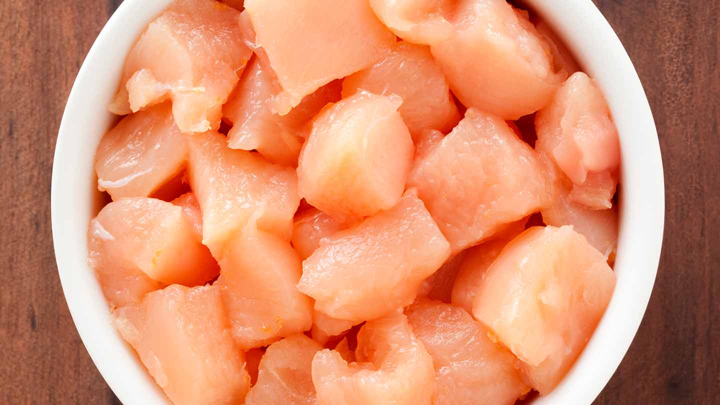 Trozos de pollo crudo que pueden producir contaminación cruzada