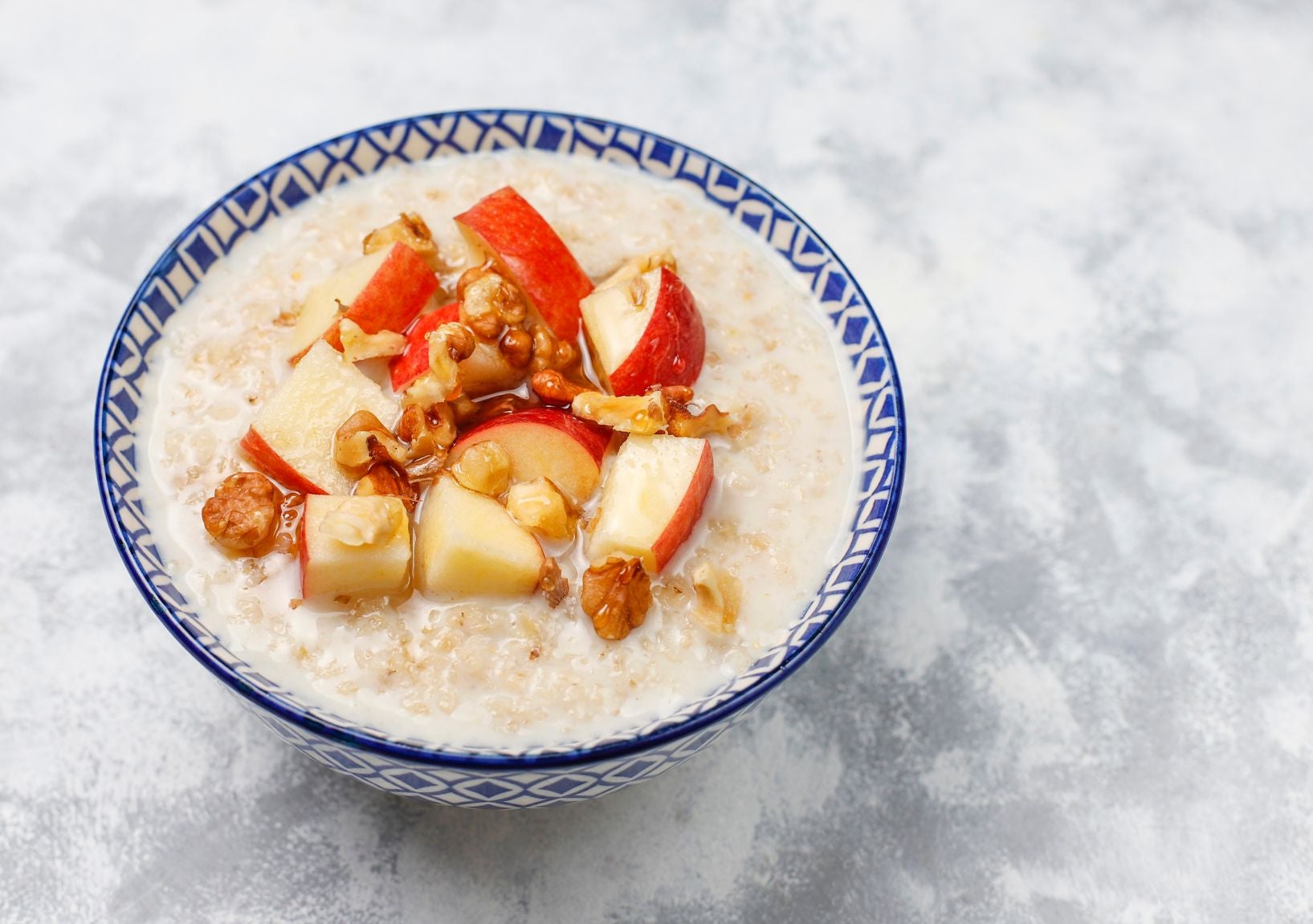 Plato azul con avena espesa y frutos encima.