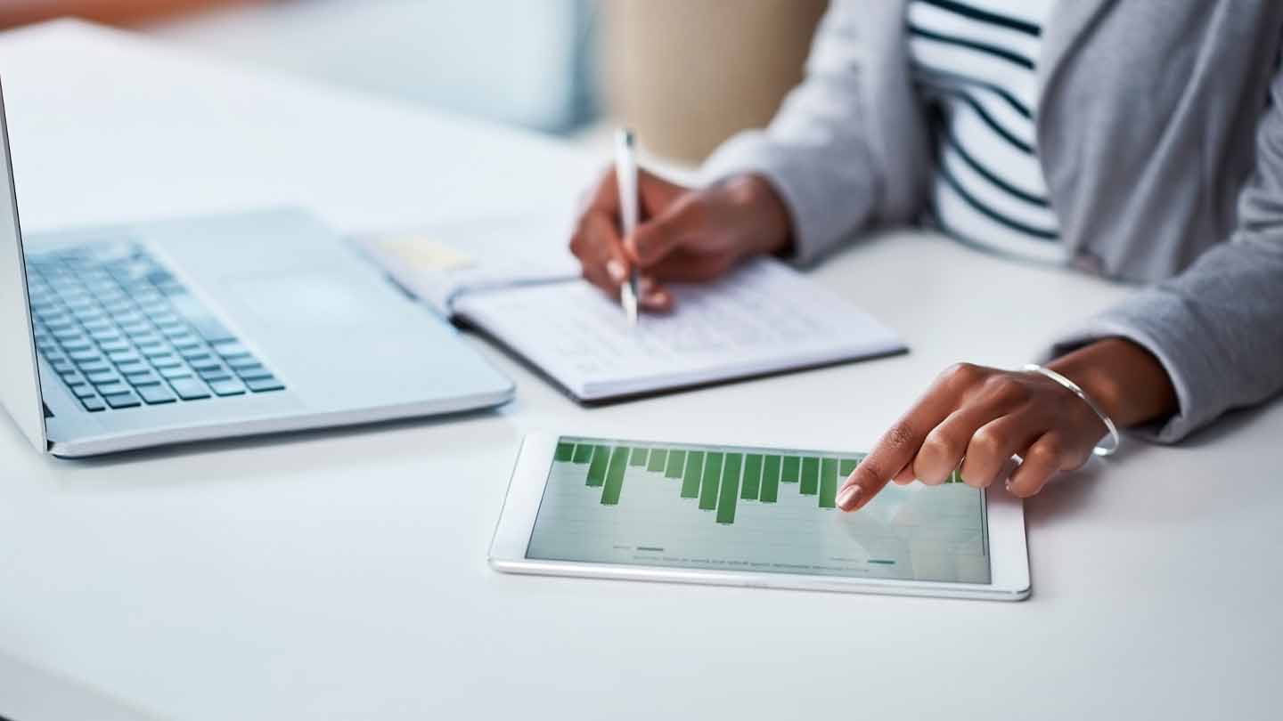 Mujer realizando un presupuesto de ventas