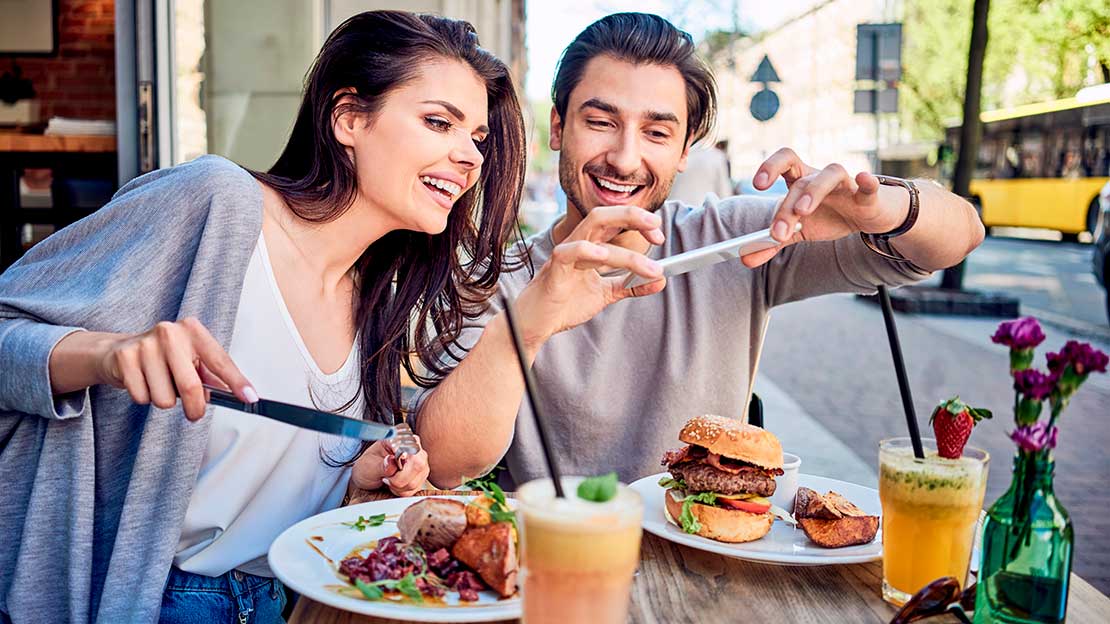 Pareja fotografía bebidas que son parte de la oferta del día de la madre