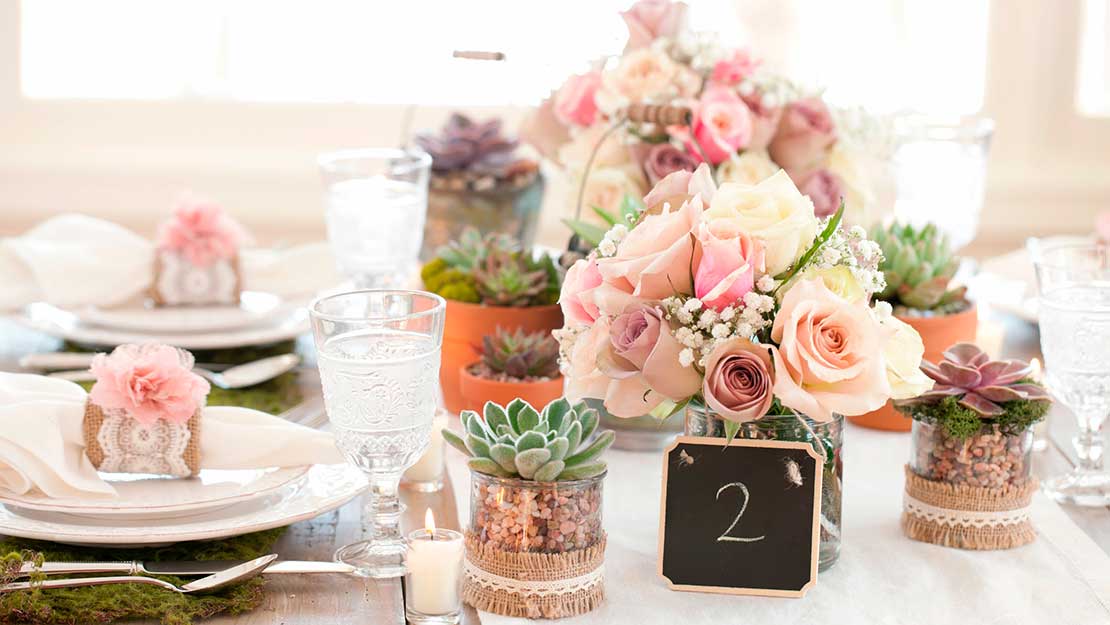 Mesa con rosas y organizada para celebrar el día de las madres