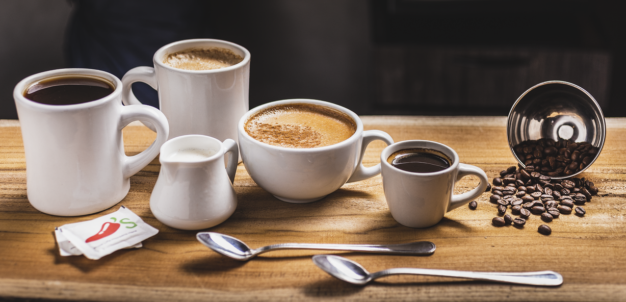 Diferentes tipos de café servidos y acompañados por sobres de Chilli's