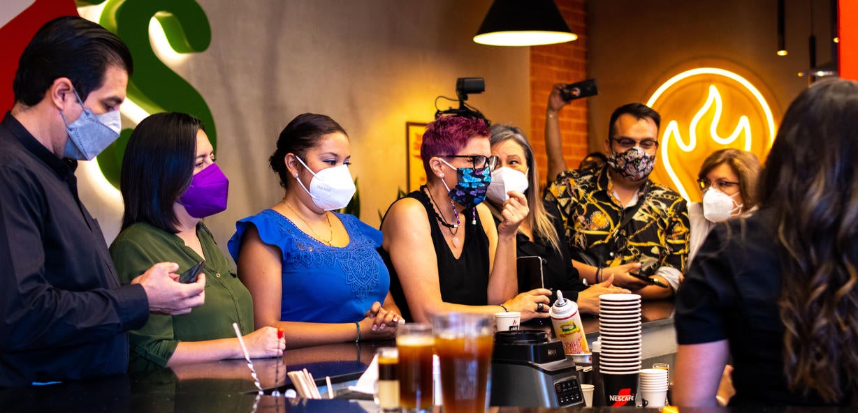 Un grupo de clientes de Chilli's probando la experiencia con NESCAFÉ®