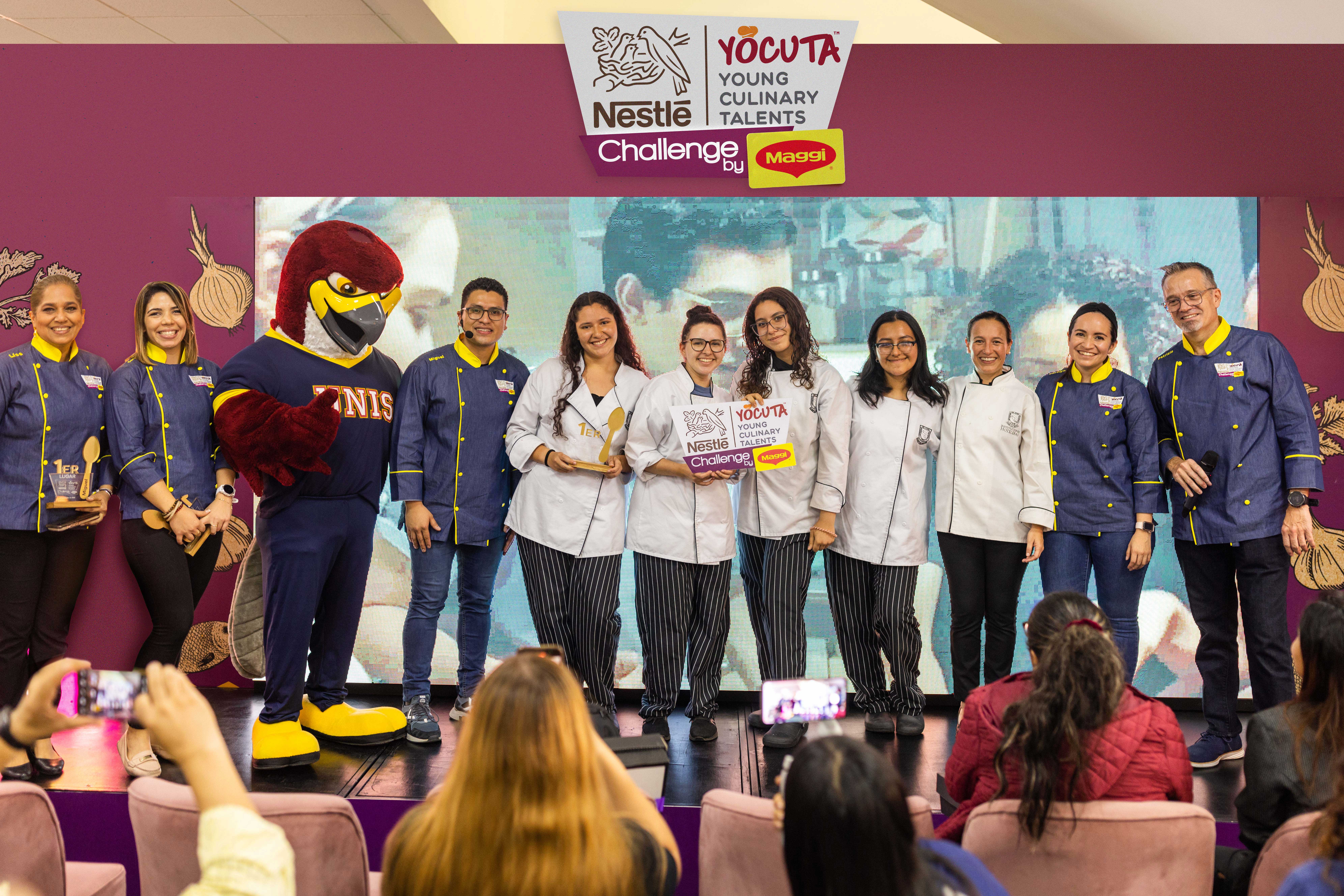 Varios jóvenes de YOCUTA participando en el challenge MAGGI®