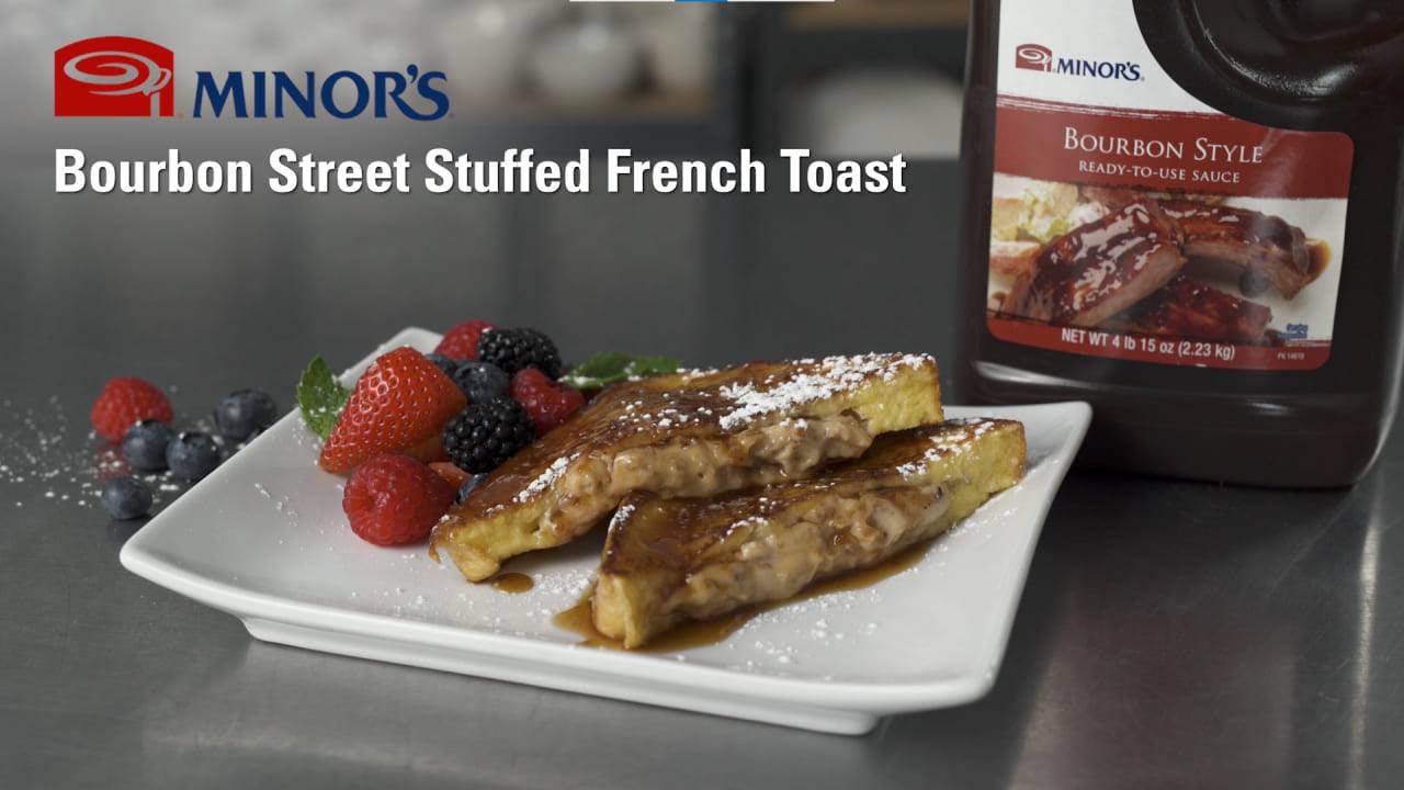 Plato blanco con tostadas francesas y frutos rojos con MINOR'S® Bourbon