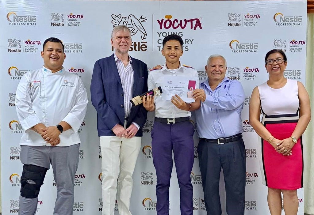 Hombre joven graduado por el programa YOCUTA acompañado de tres hombres y una mujer mientras sonríen