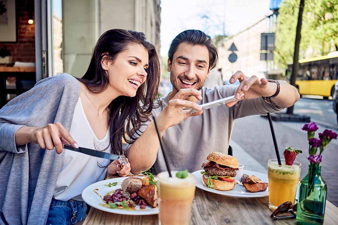 Pareja fotografía bebidas que son parte de la oferta del día de la madre