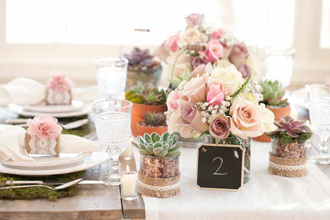 Mesa con rosas y organizada para celebrar el día de las madres
