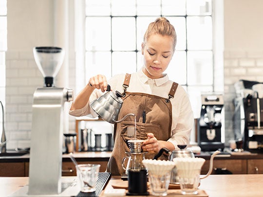 Experta en café prepara esta bebida utilizando un método de extracción de café por goteo o Drip en la cafetería