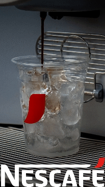 Vaso con hielo en máquina Nescafé dispensando receta