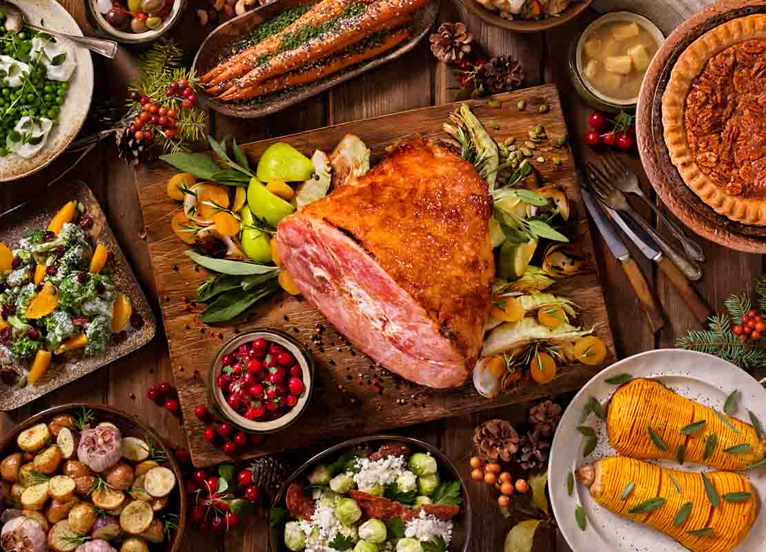 Menú variado que incluye diversos platos servidos para la cena de fin de año de un restaurante