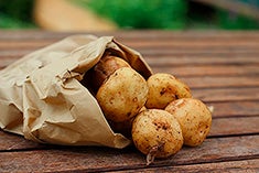 Papas en bolsa madera sobre mesa