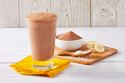 Vaso de chocolate licuado con banana