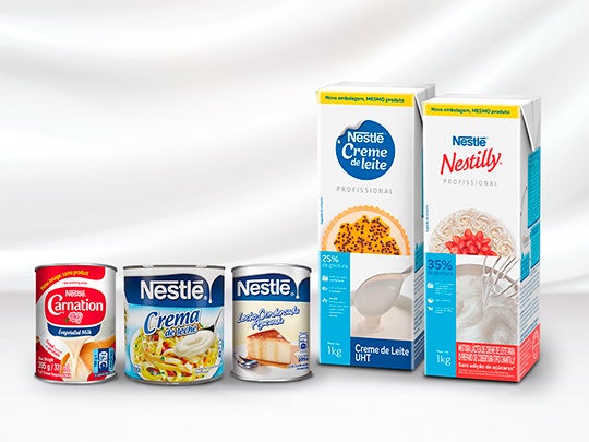 Cinco productos lácteos se exhiben por un proveedor de productos lácteos al por mayor que ofrece calidad.