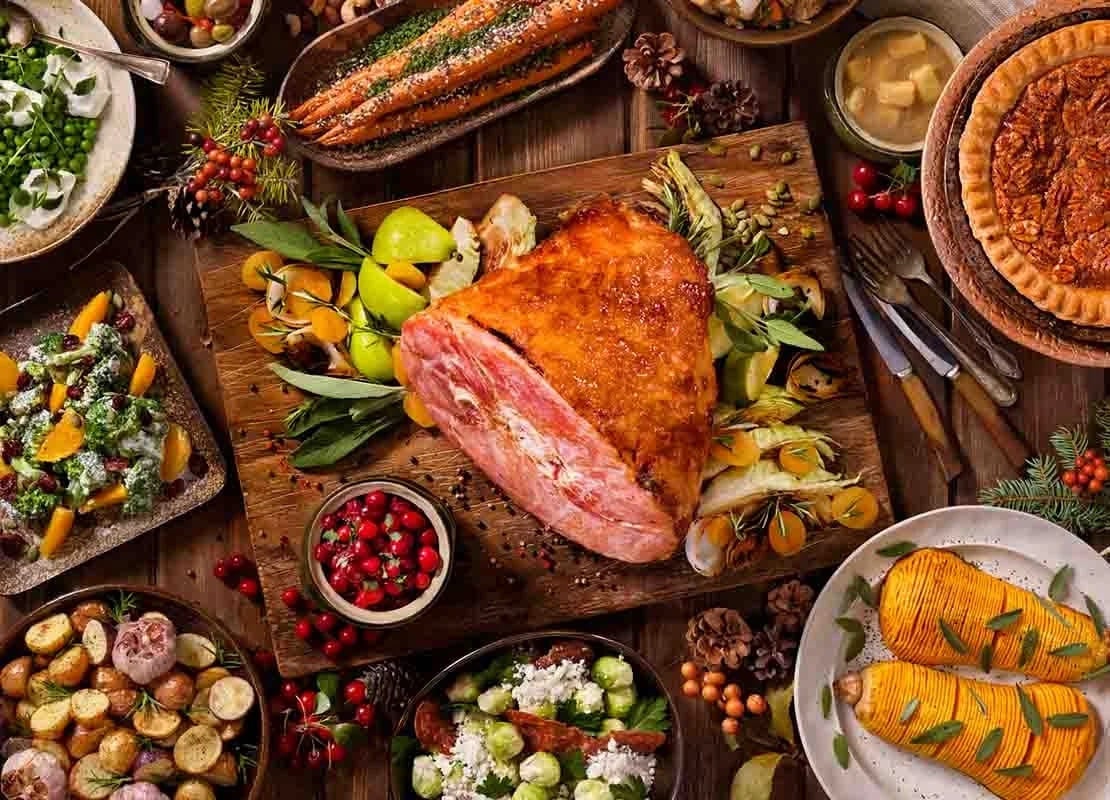 Menú variado que incluye diversos platos servidos para la cena de fin de año de un restaurante