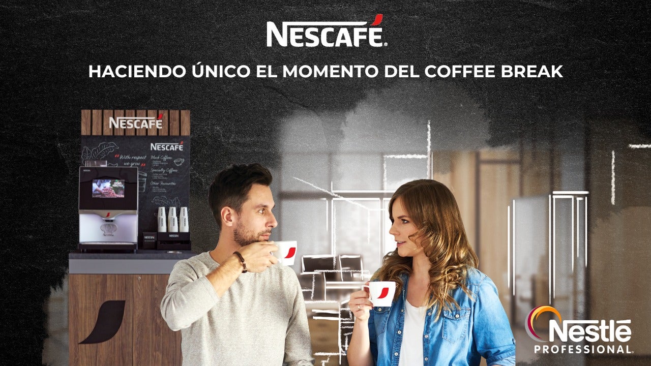 Un hombre y una mujer se miran mientras toman una taza de café NESCAFÉ®