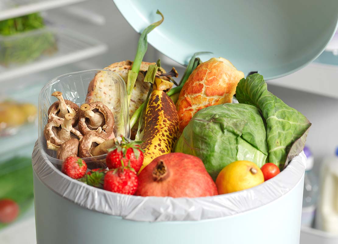 Desperdicios de alimentos en contenedor de basura
