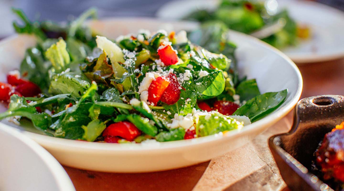 Plato de ensalada de espinaca con fresas