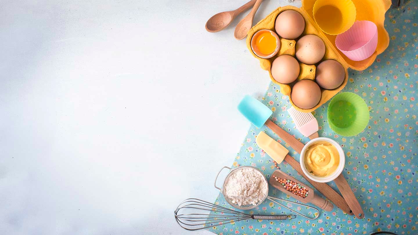 Espátulas, batidor, moldes para cupcakes, cucharas, tamiz, brocha, entre otros utensilios de repostería