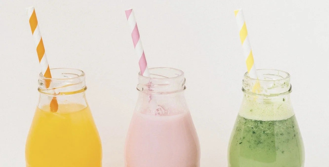 Tres botellas con pajillas que contienen bebidas diferentes, elaboradas con productos NATURE'S HEART®