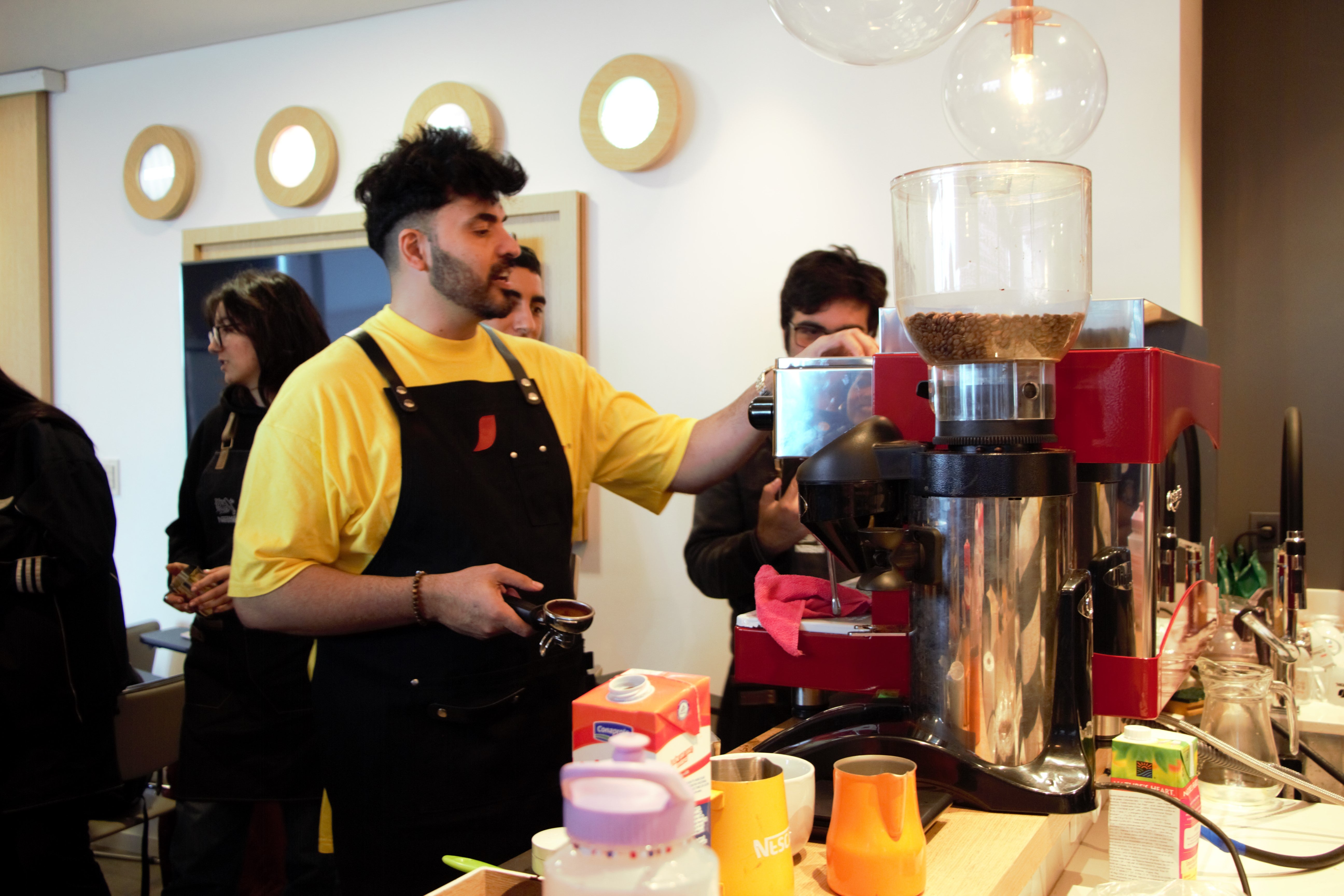 Barista capacitando a jóvenes