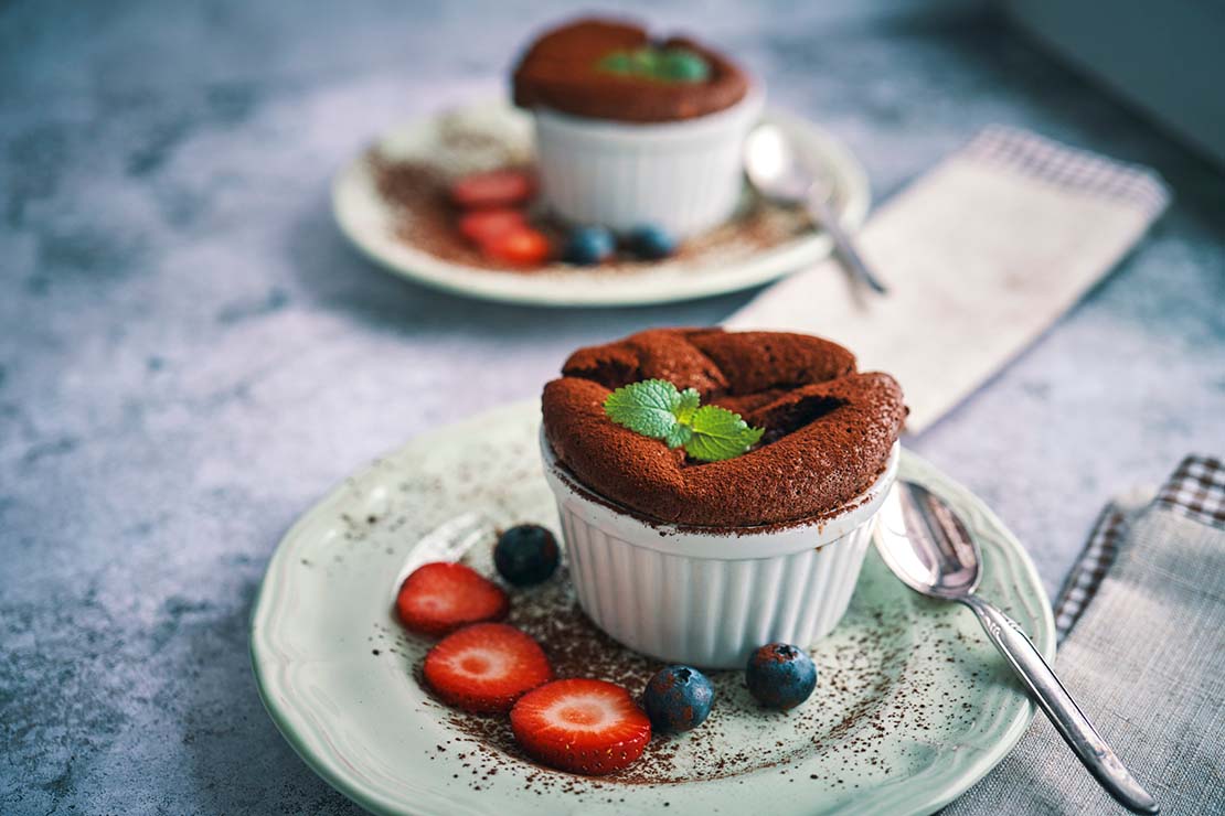 Soufflé de chocolate con bayas, un postre ideal para el Día del Chocolate