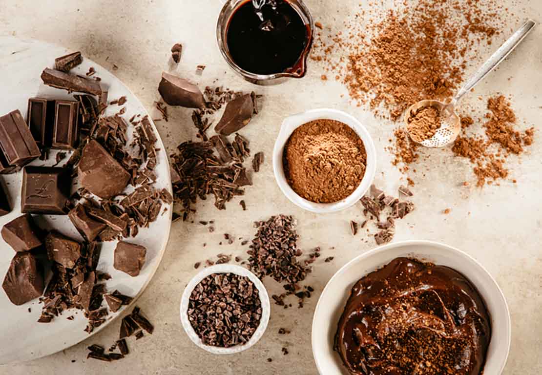 Chocolate en tabletas, derretido y cacao en polvo para el Día del Chocolate