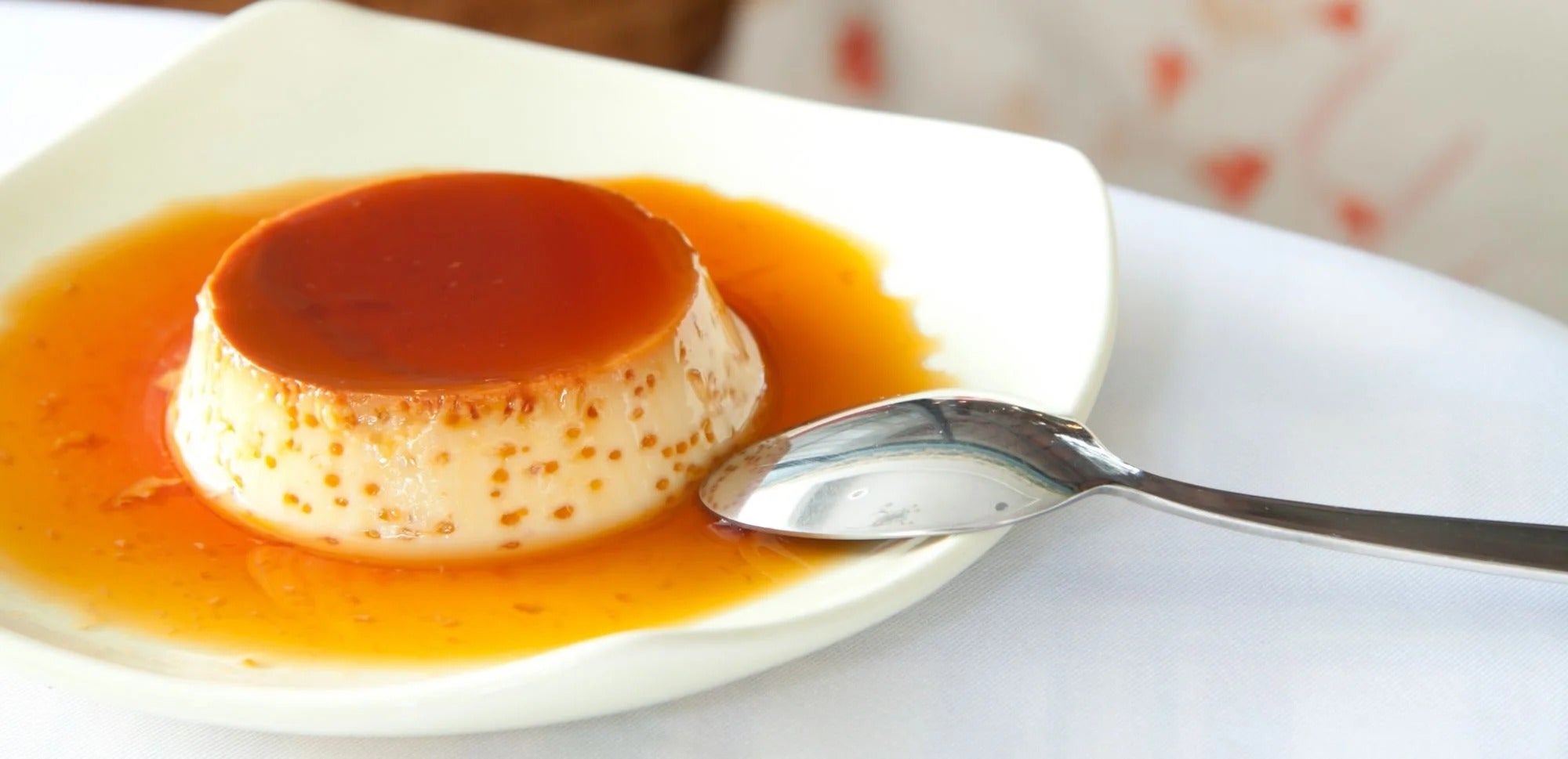 Flan de caramelo preparado con Leche Condensada LA LECHERA® sobre un plato blanco