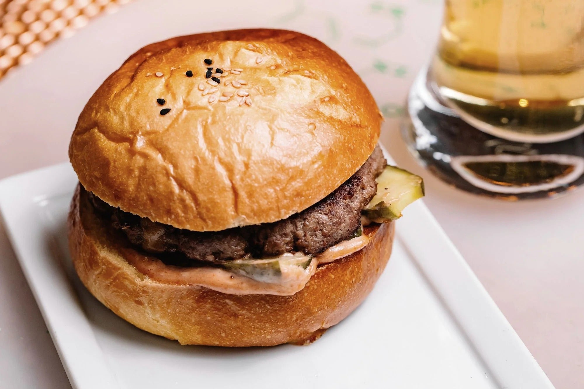 Hamburguesa con salsas listas MINOR'S® servida en un plato blanco