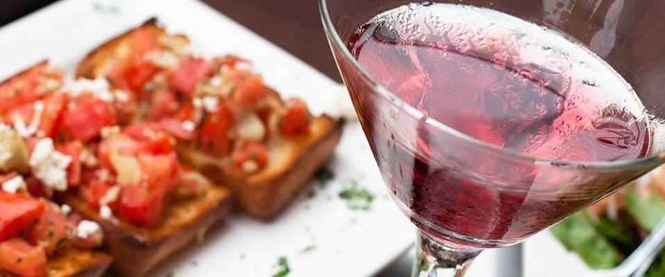 Un martini y bruschettas en un plato