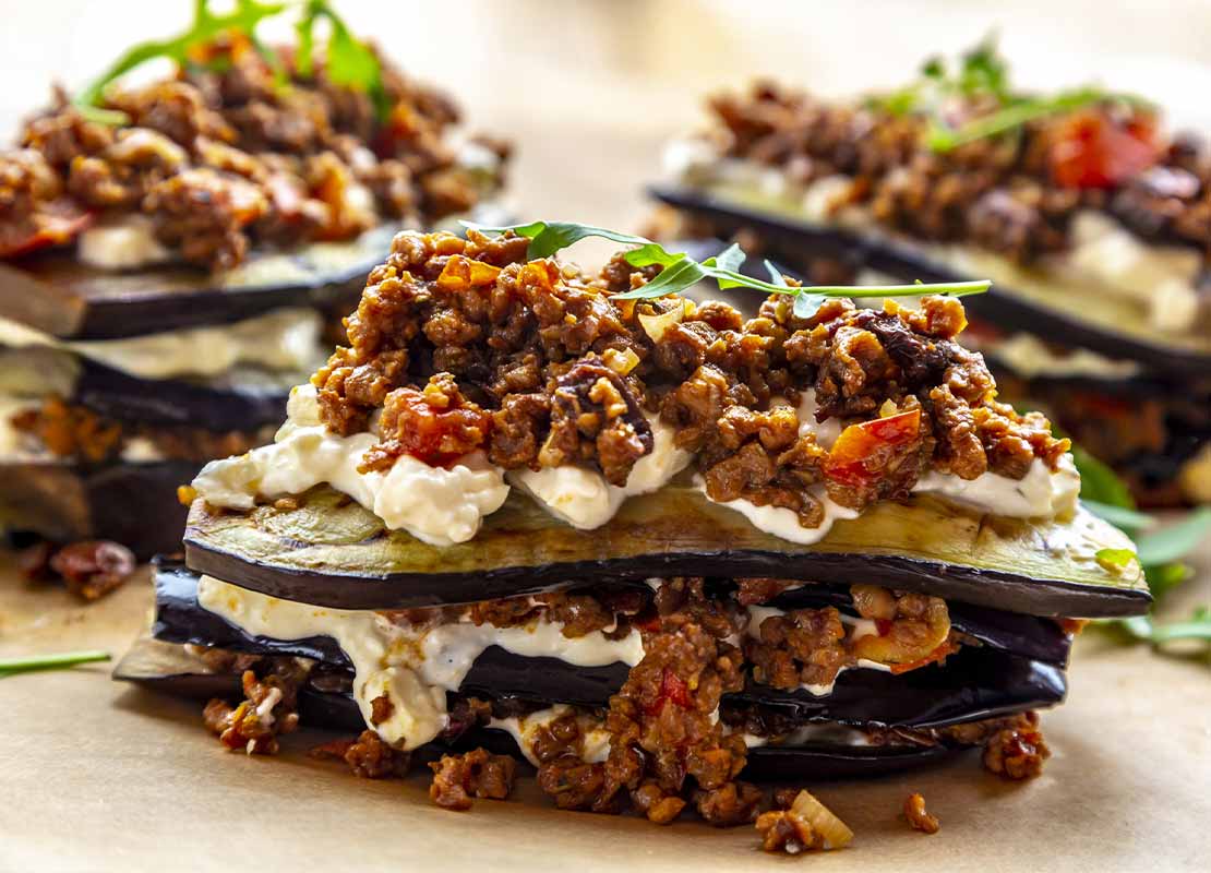 Porciones de lasaña de berenjena con carne molida