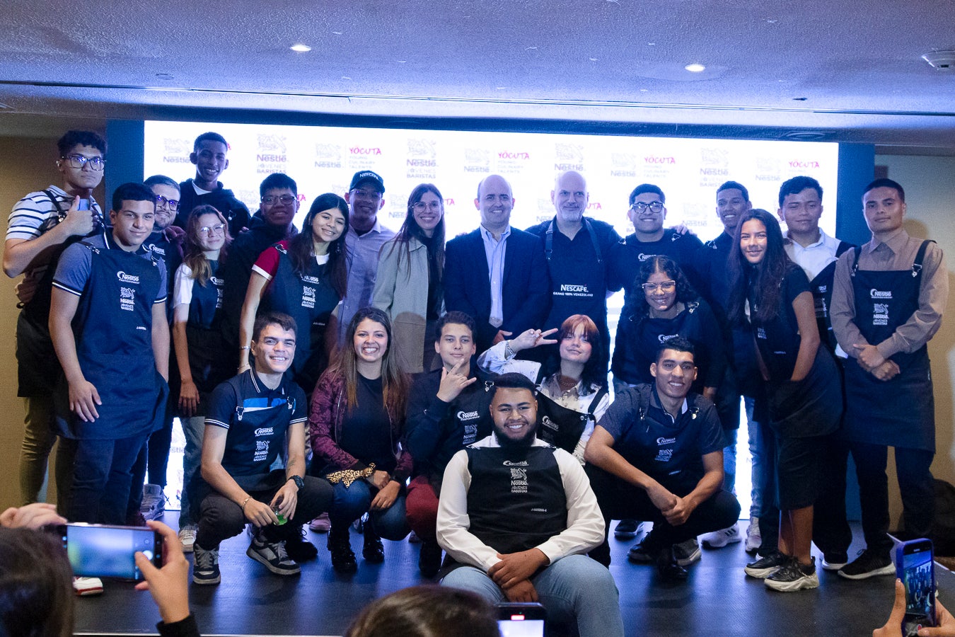 Personas posando para foto en un evento del Programa Jóvenes Baristas de NESTLÉ® PROFESSIONAL®