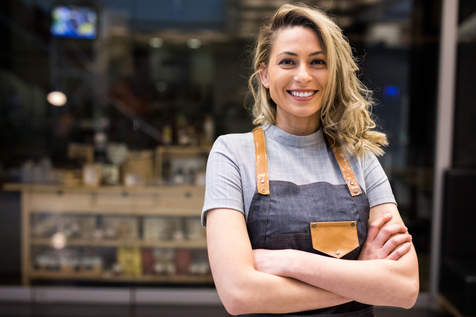 Barista al frente de su café
